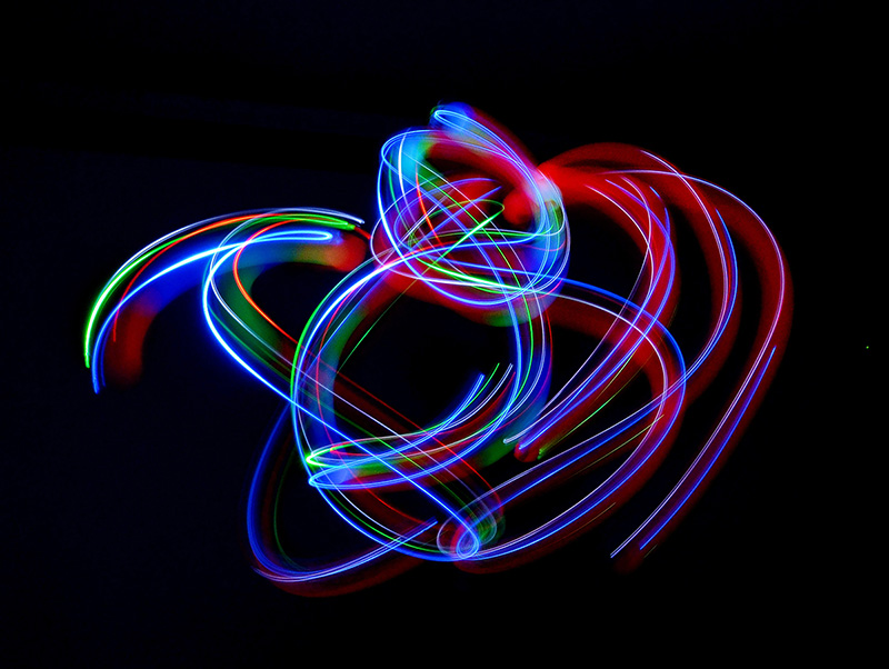 Der dicke Mann mit Hut verneigt sich