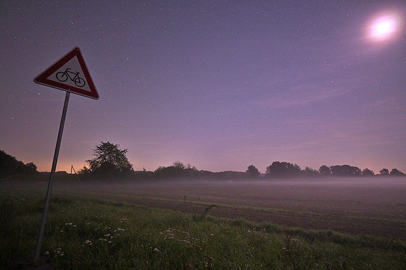 Radweg. Also Rad nicht wirklich weg, sieht man nur nicht wg. Nebel