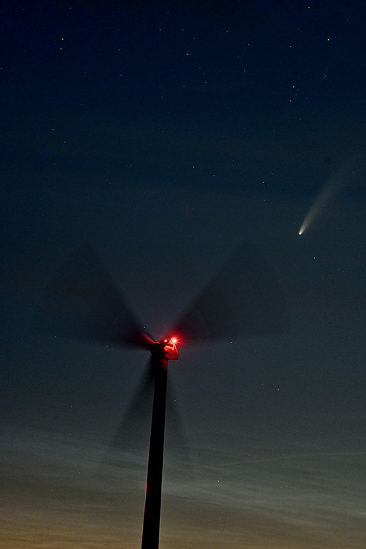 Komet Neowise hinter Radioaktivitätszeichen