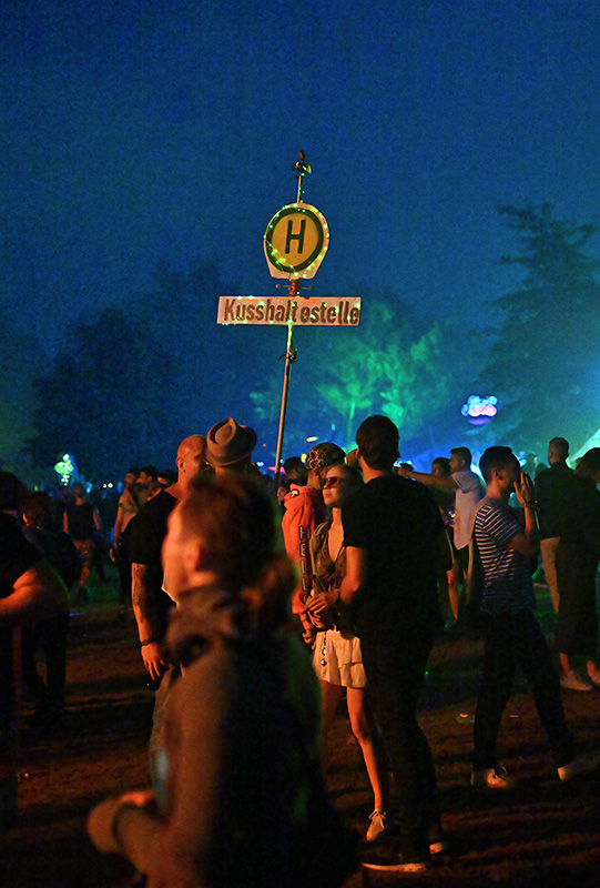 Immer dieses Warten an der Kusshaltestelle Immer dieses Warten an der Kusshaltestelle