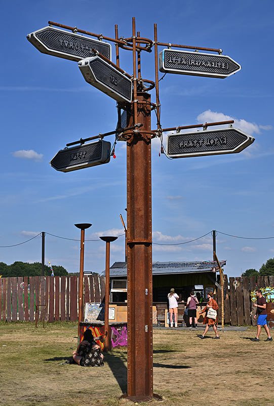 Ein Wegweiser auf Palappisch Ein Wegweiser auf Palappisch